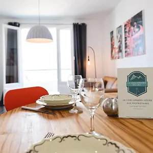  Apartment Allure - 2 Bedroom With Balcony In The Centre Of